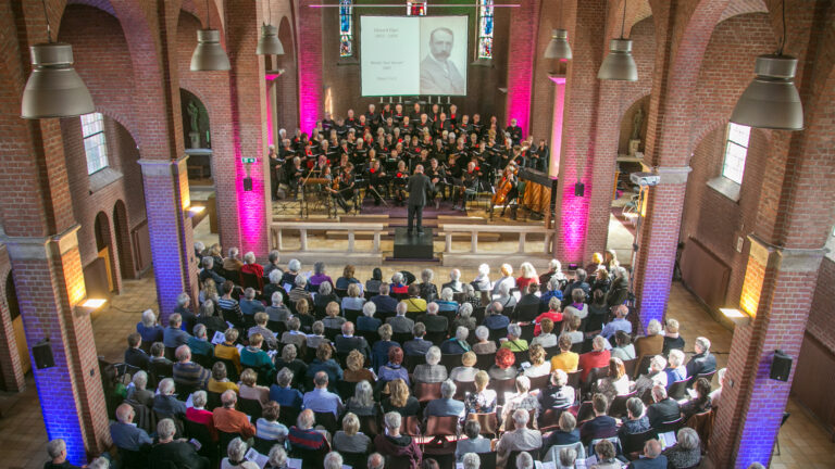 Projectkoor Vox Humana brengt twee allerlaatste concerten; Frans van Houten legt dirigeerstok neer