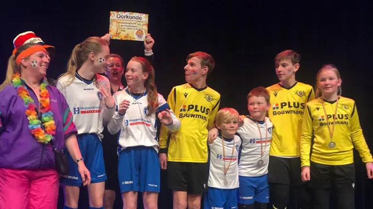 Jonge voetballers ZSV en SV Deurne scoren samen als vriendenclub ‘Nou effe nie’ bij carnavalsoptocht