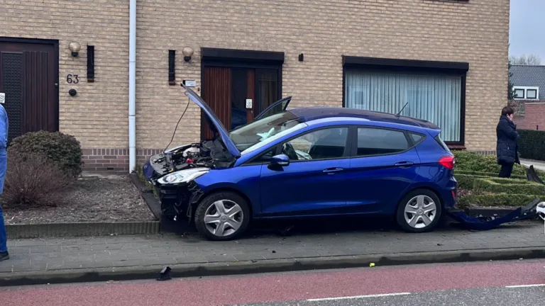 Auto raakt van de weg in Zeilbergsestraat en belandt in voortuin