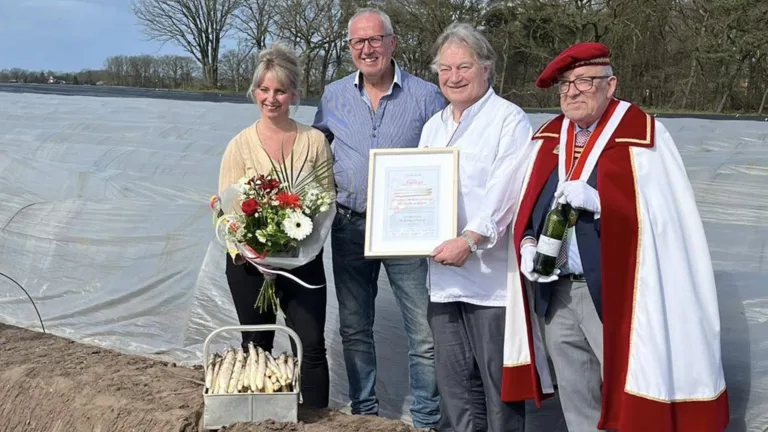 Zilveren Steekmes voor Jan en Carmen Berkers uit Liessel voor eerste asperges van het jaar