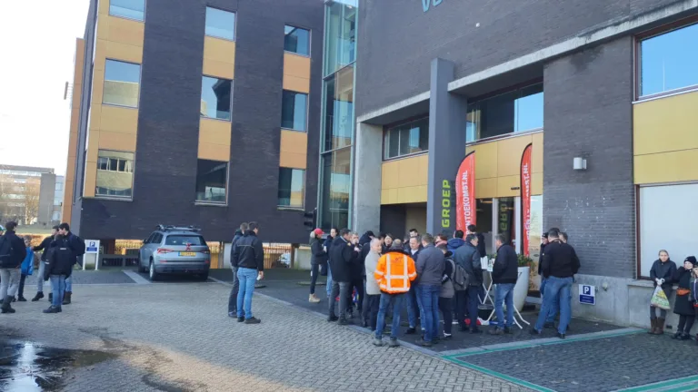 Tientallen boeren uit regio Deurne onderweg naar demonstratie in Den Haag