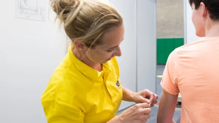 GGD Brabant-Zuidoost geeft vaccinaties tegen DTP, BMR, HPV en meningokokken in Sporthal De Kubus