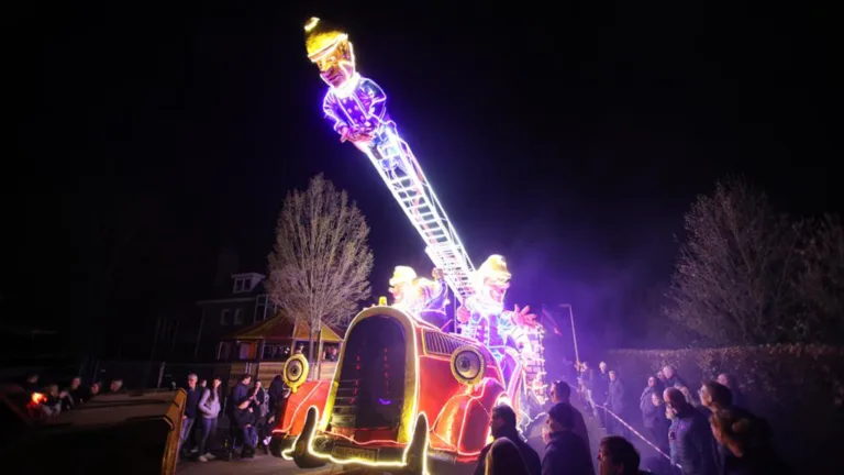 [VIDEO] Heilight Parade grootser dan ooit; veel publiek bij 15de editie lichtjesoptocht St. Jozefparochie