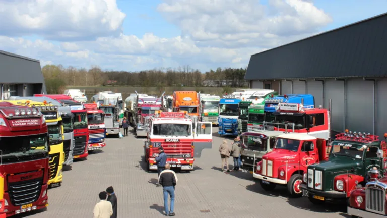 Blinkend chroom en ronkende motoren bij chauffeursdag Peeltruckers in Milheeze