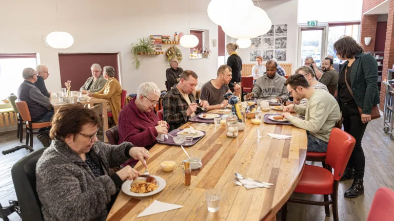 Stamppot-avond in Koolhof groot succes; kletsen en lachen onder het genot van winterse kost