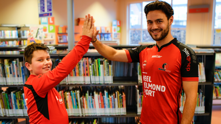 Spelers Helmond Sport dagen kinderen uit tijdens ‘Scoor een boek’ in Deurnese bibliotheek