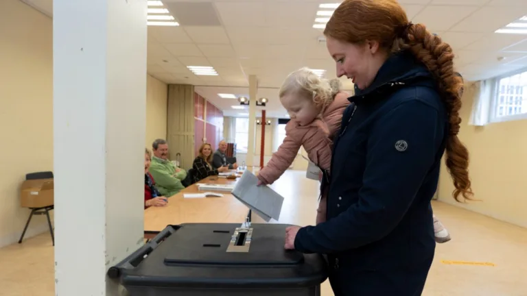 Stembussen geopend in Deurne voor verkiezingen Provinciale Staten en waterschappen