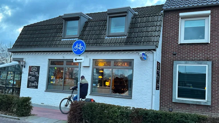 Kassa buitgemaakt bij inbraak in café aan Vlierdenseweg in Deurne