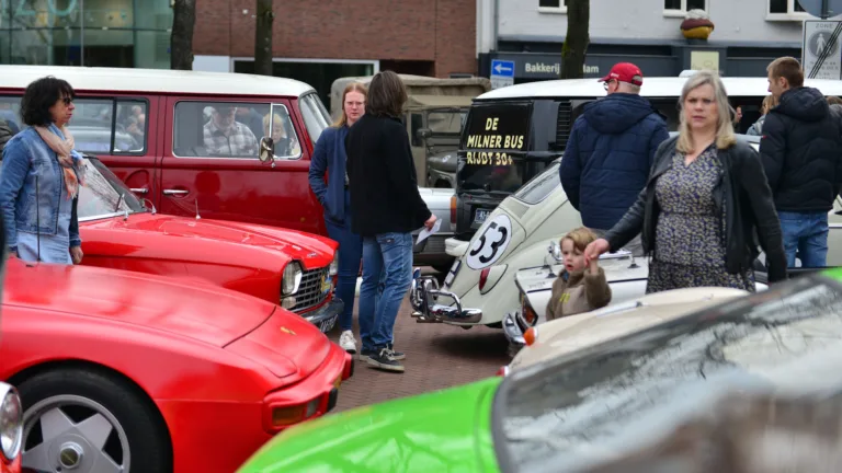 Markt vol klassiekers voor traditionele paasrit Deurnese Oldtimer Club