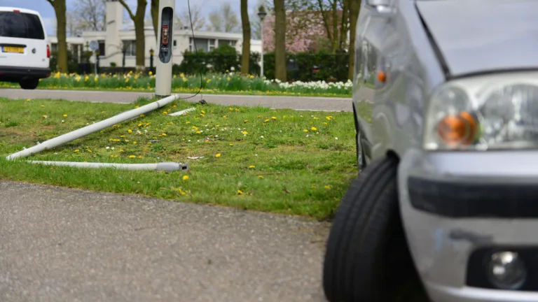 Vrouw rijdt lantaarnpaal omver aan Binderendreef in Deurne