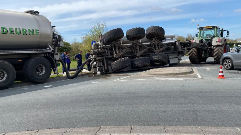 Gierton achter tractor belandt op zijn kant bij rotonde Liesselseweg Deurne