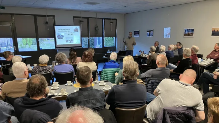 Geschiedenis Helenaveen komt tot leven in uitverkochte lezing Hans van de Laarschot