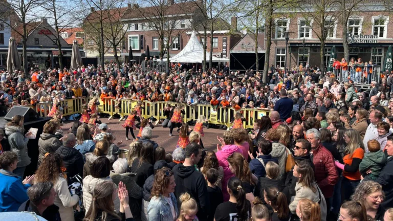 Drukbezochte Koningsdag in Deurne met slingermarkt en Royal Music Experience