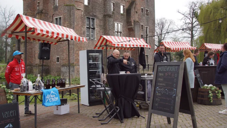 Bierliefhebbers proeven producten van regionale brouwerijen bij Lekker Ding Festival in Deurne