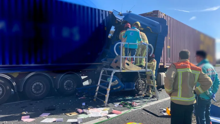 A67 nog tot in de middag afgesloten na ongeval met twee vrachtwagens en personenauto