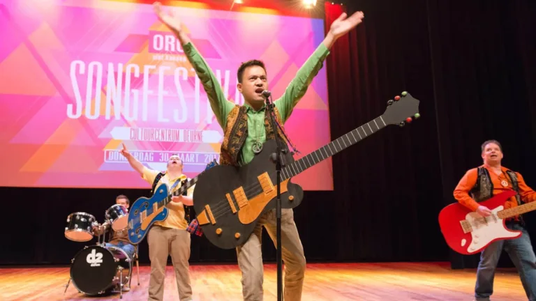 Muzikaal talent op het podium bij ORO Songfestival in Cultuurcentrum Deurne