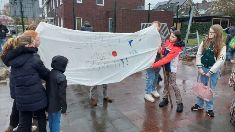 Protestactie teleurgestelde Vlierdense schoolkinderen: ‘Ineens wordt ons pannakooi-veldje afgebroken’