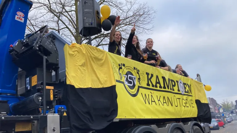 Vrouwen-1 van ZSV viert kampioenschap; ploeg van Janine Rongen keert terug naar 2e klasse