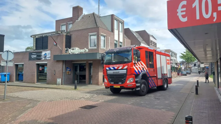 Brandweer rukt uit vanwege rookontwikkeling bij Domino’s Pizza in Molenstraat Deurne