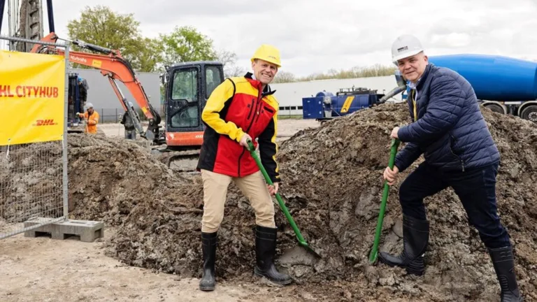 DHL gaat pakketjes in Deurne bezorgen met elektrische busjes vanuit nieuwe locatie in Helmond