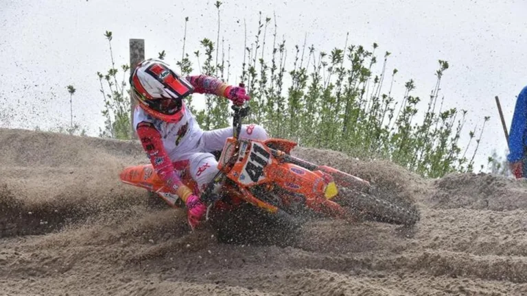 Dubbele winst voor Deurnese motorcrosser Dex van den Broek bij ONK 85 in Westerbork