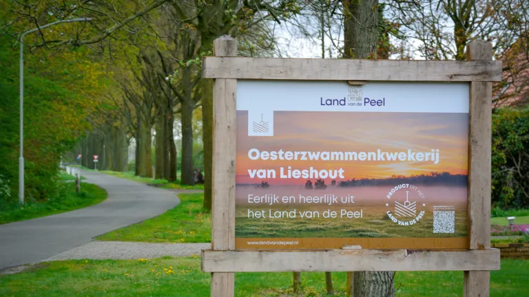 Burgemeester en chef-kok Jermain de Rozario onthullen eerste erf-bord ‘Product uit Het Land van de Peel’