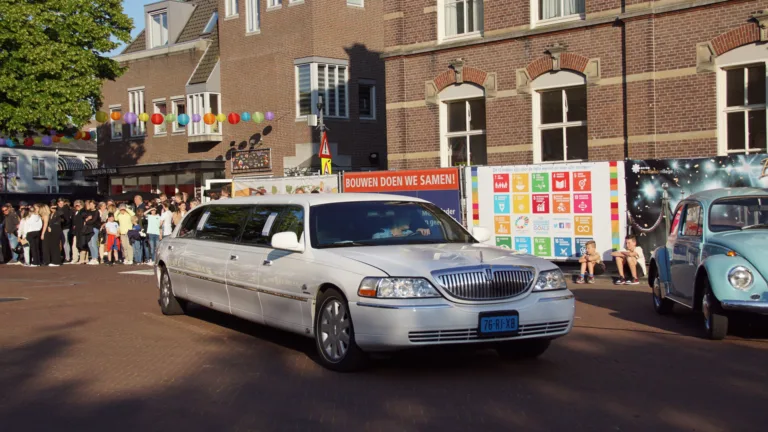 Rode loper rolt uit voor eindexamenleerlingen Peellandcollege op Markt Deurne