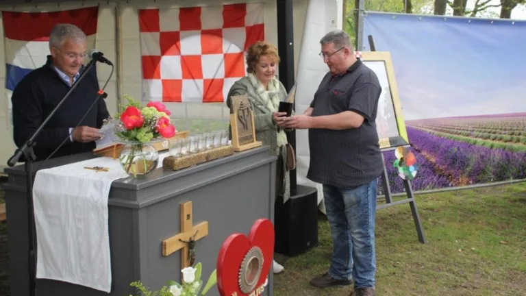 Onderscheiding voor Manfred Spiller tijdens Cornelius openluchtmis Zeilberg