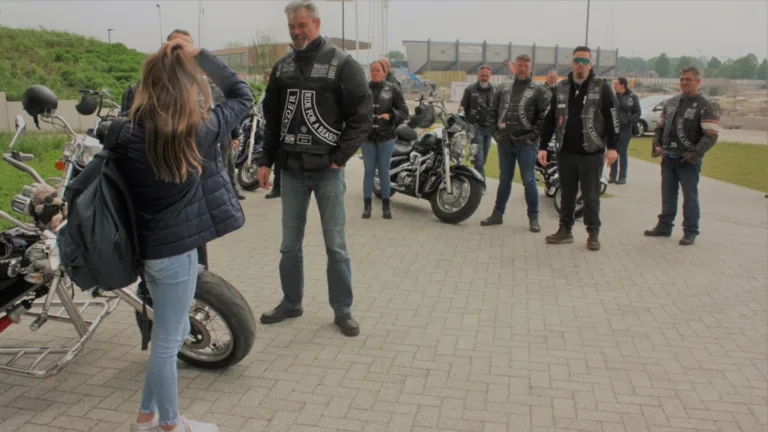 Politie houdt 3 tienermeisjes aan voor mishandeling van door Bakelse bikers gesteunde Maud