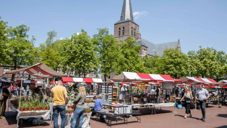 Mooie weer zorgt voor veel bezoekers bij planten- en tuinmarkt Deurne