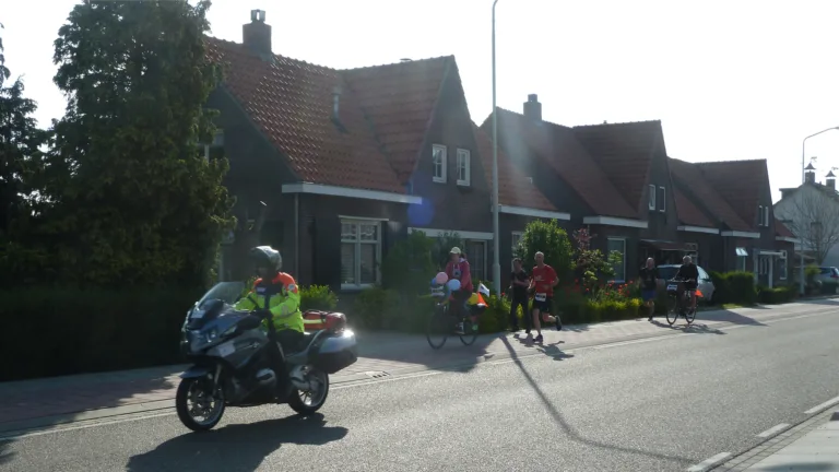 Deelnemers 32ste Roparun doorkruisen Deurne bij estafetteloop van ruim 500 kilometer