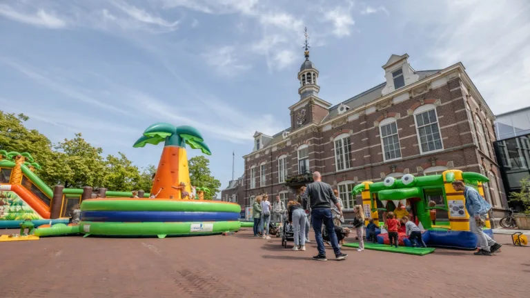 Centrum Deurne verandert weer in speelparadijs voor kinderen tijdens Springkussenfestival