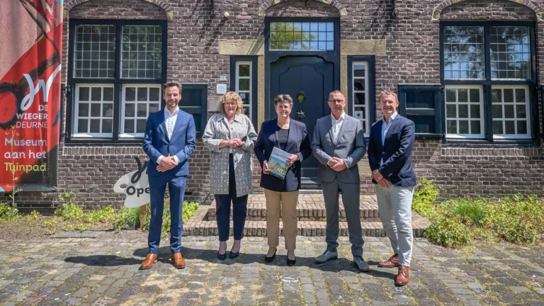 Commissaris van de Koning Ina Adema maakt informatieve rondwandeling door Deurne