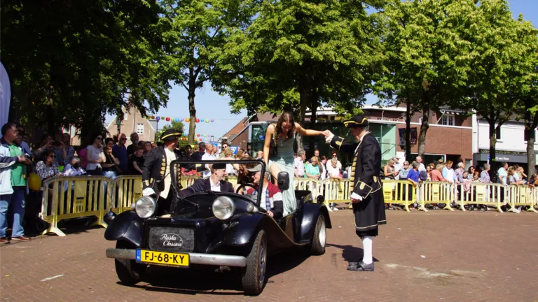 Eindexamenleerlingen Alfrinkcollege arriveren in stijl op Markt in Deurne voor hun gala