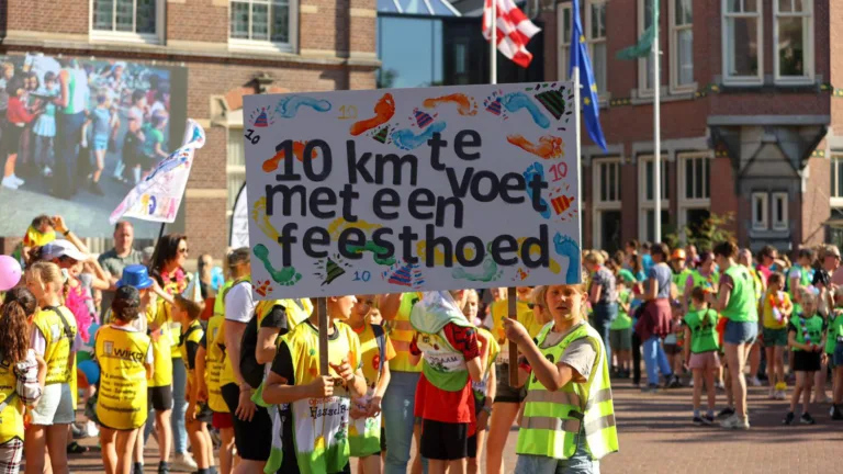 Feestelijke editie Avondvierdaagse van start in Deurne; ‘10 kilometer te voet met een feesthoed’