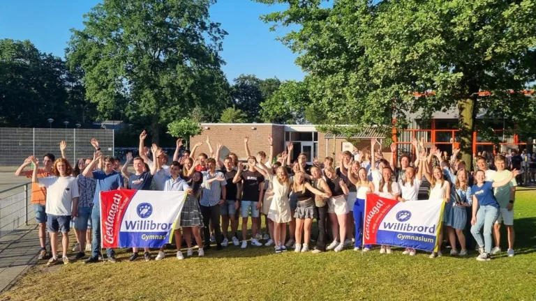 Geslaagden Willibrord Gymnasium Deurne hangen de vlag uit