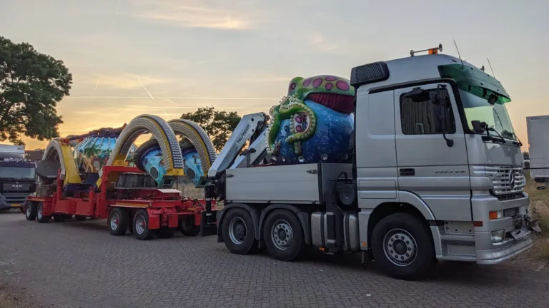 Eerste kermisattracties arriveren in Deurne; spectaculaire Fireball nieuw dit jaar