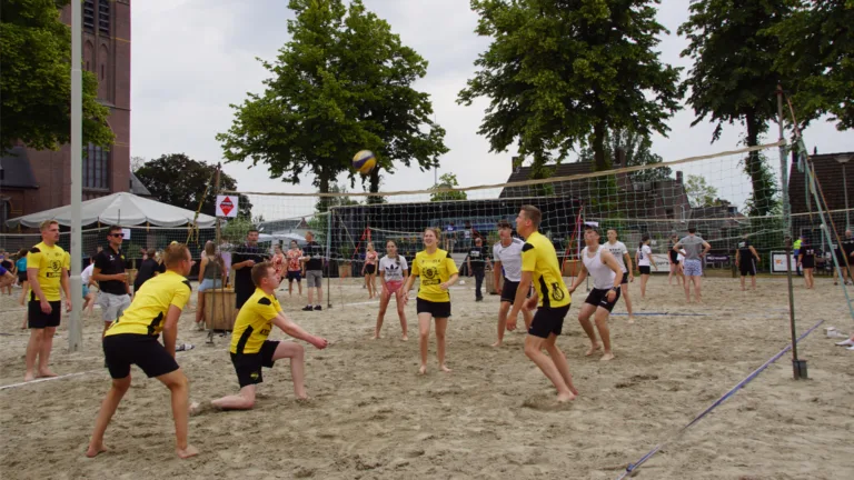 Zomerse sfeer zit er goed in bij beachvolleybaltoernooi in Zeilberg