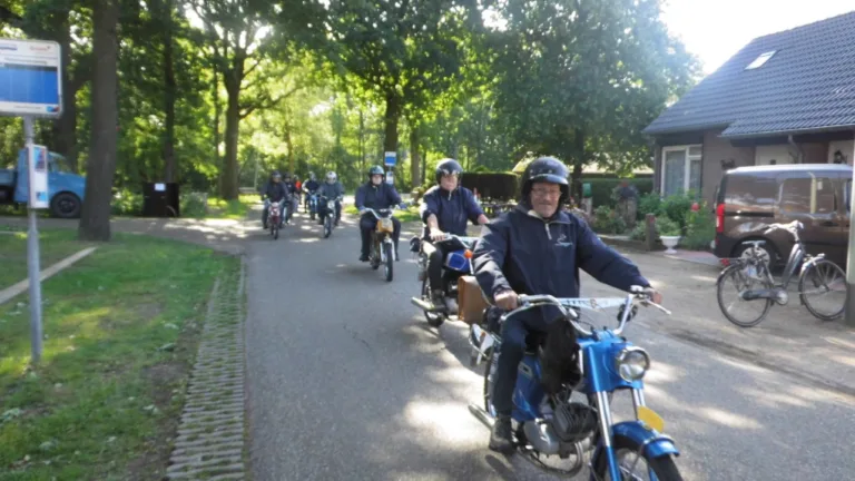 Oldtimer Peelrit in Griendtsveen; op de klassieke brommer of solex door de regio