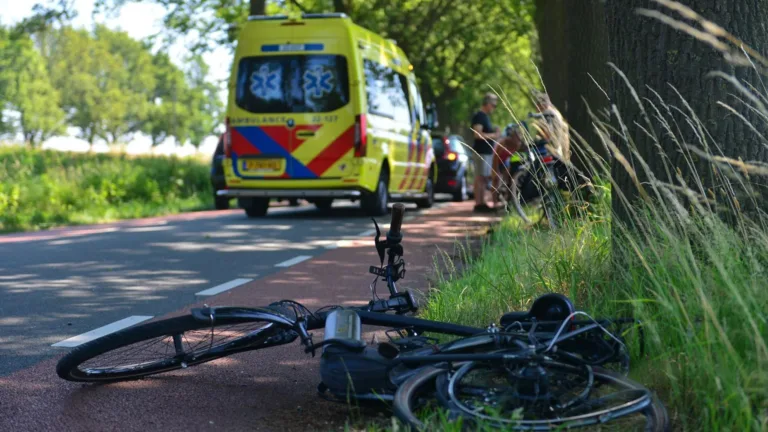 Auto schept fietser op Griendtsveenseweg in Deurne