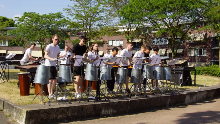 Kermis Deurne geopend met tromgeroffel van Koninklijke Harmonie Deurne