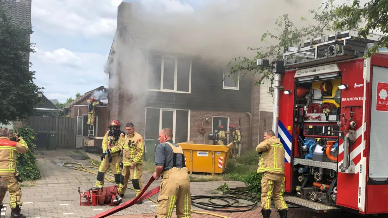 Grote woningbrand in Limburgstraat Deurne; brandweer heeft vuur onder controle