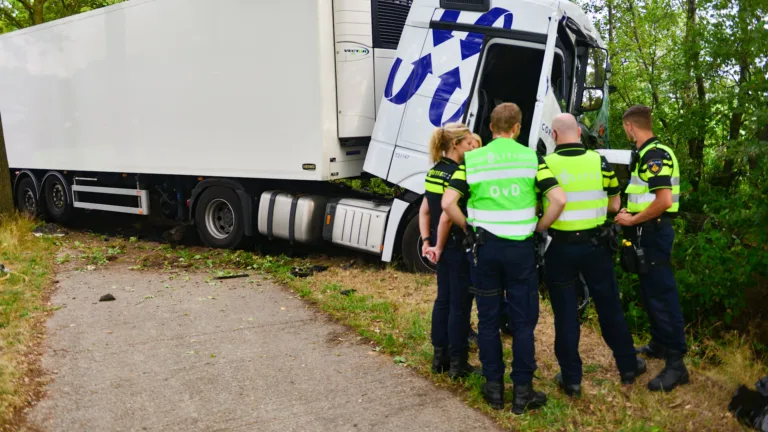 Vrachtwagen raakt van de weg en belandt in greppel tussen Deurne en Bakel