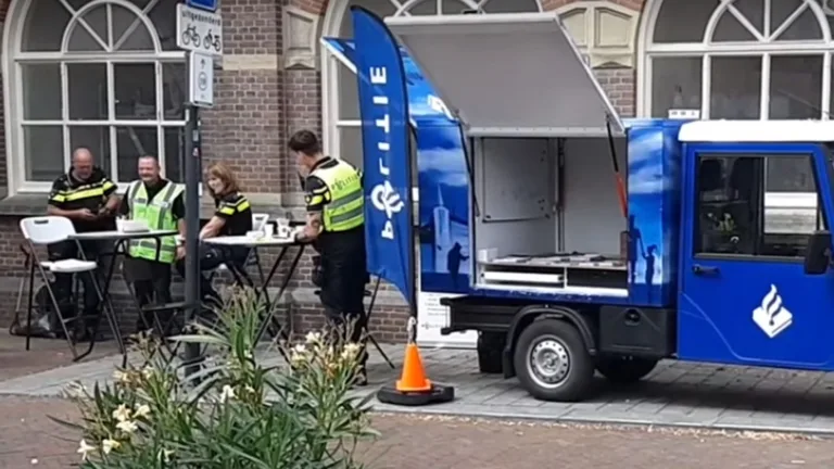 Wijkagenten trekken opnieuw door Deurne met ‘coppie koffie’