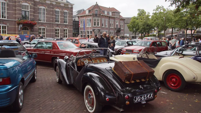 Deurnese oldtimerrit trekt echte liefhebber: ‘Dit is geen auto, maar een hobby’