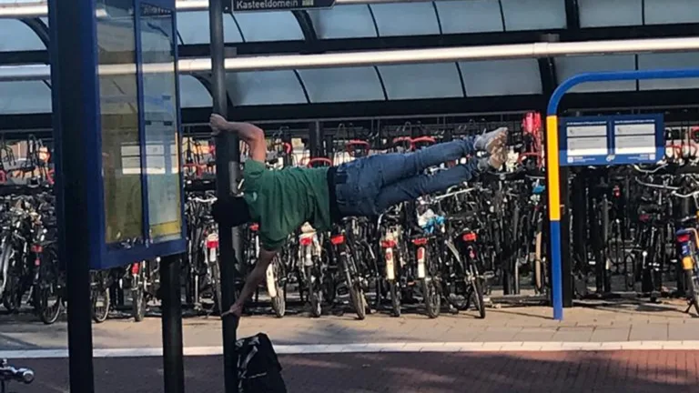 Dwarsligger gespot op Station Deurne; ‘Hing als een soort vlag aan een mast’