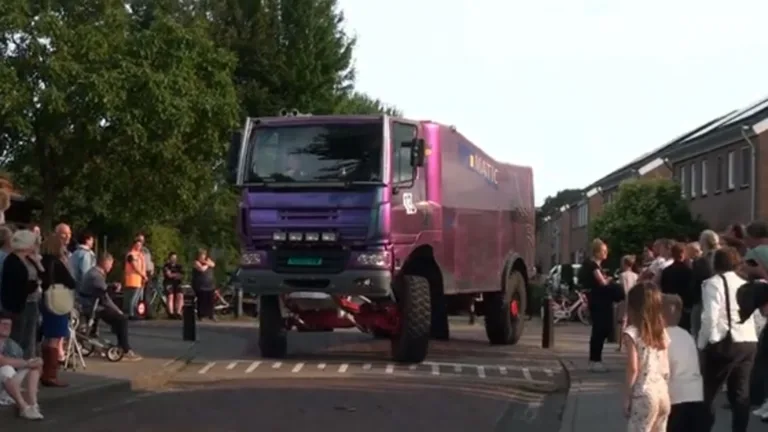 [VIDEO] Leerlingen Basisschool Zeilberg arriveren in bijzondere voertuigen op gala-avond