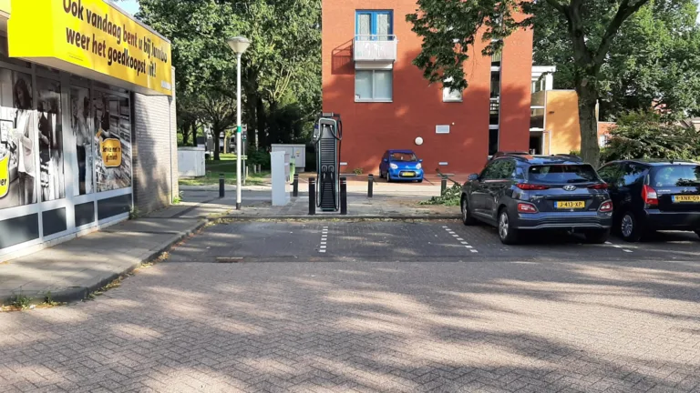 Elektrische auto opladen tijdens boodschappen doen; snellader bij Jumbo aan Schelde in Deurne