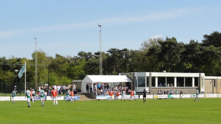 Neerkandia niet meer in het donker; voetbalclub krijgt zes nieuwe lichtmasten rond hoofdveld