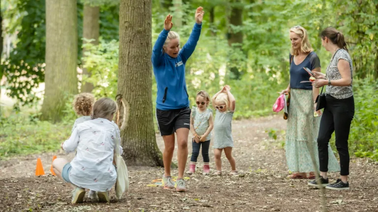 Wandeling door Deurnese kasteeltuin leert kinderen over belang van bewegen en gezond eten